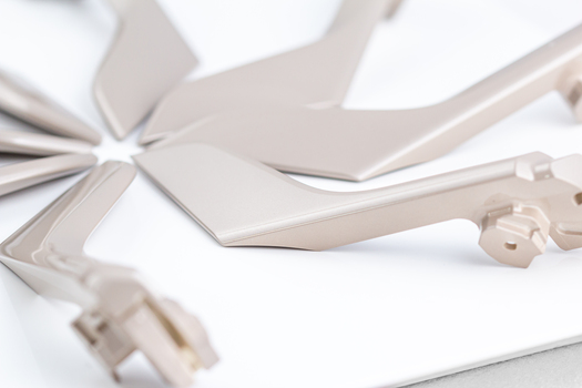 Weiß lackierte Türgriffe